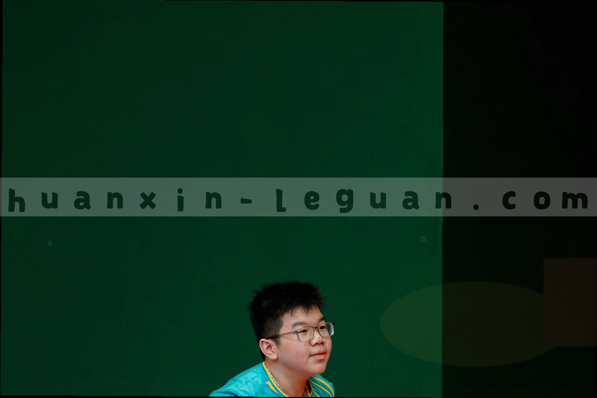 信封与电话的抽象几何组合，呈现乐冠国际联系渠道的科技质感